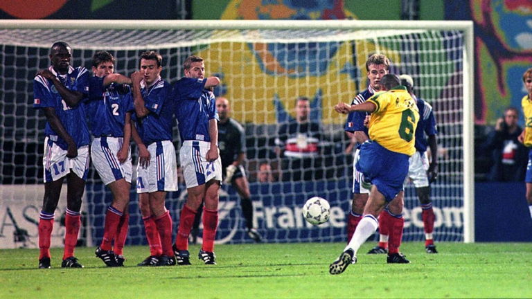 La física detrás del mejor tiro libre de la historia: lo hizo Roberto Carlos con Brasil en un partido amistoso