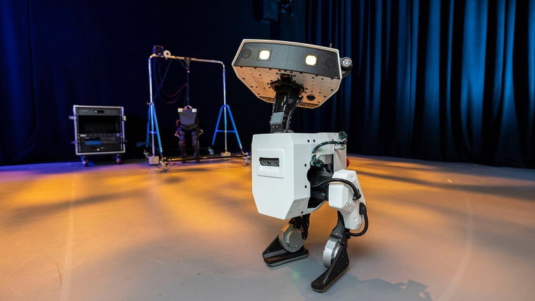 Es el nuevo robot de Disney, camina sobre dos patas y se parece a un dibujo animado