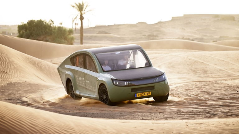 Ha recorrido 1.000 kilómetros por el desierto utilizando solo la energía solar: este coche es revolucionario