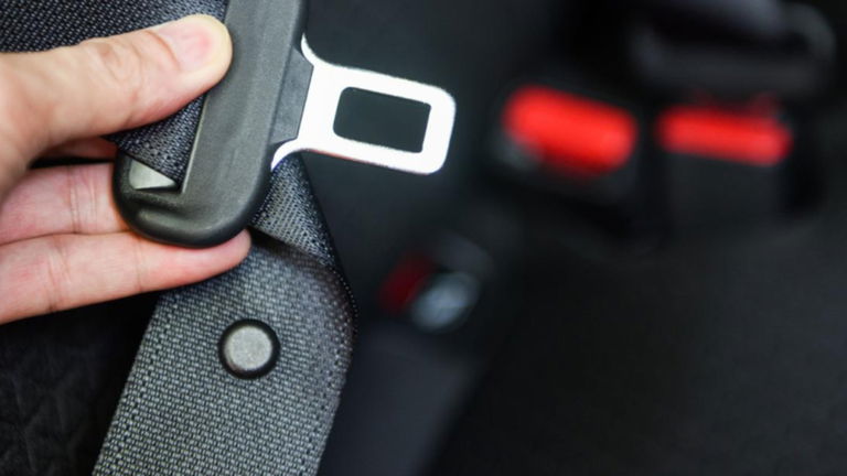 ¿Para qué sirve el botón que hay en los cinturones de seguridad del coche?