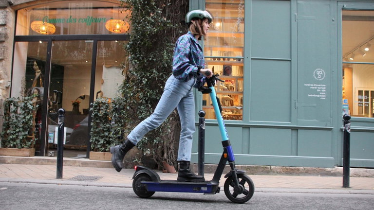 El verdadero rival de los coches de combustión no son los coches eléctricos, sino los patinetes y las e-bikes