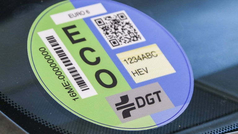 Cómo conseguir la etiqueta medioambiental para tu coche o moto en Madrid