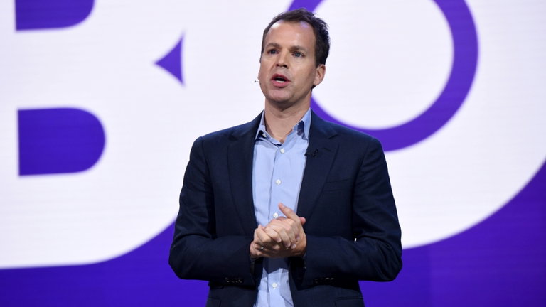 Mensajes de texto filtrados exponen al CEO de HBO: así troleaba a los críticos de TV con cuentas falsas