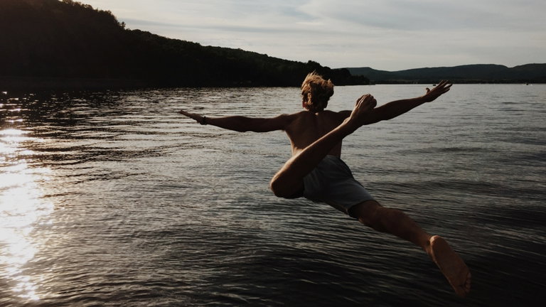 Por qué tirarse de panza en la piscina duele tanto. La ciencia tiene la respuesta