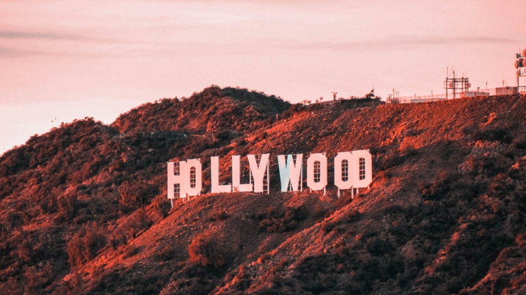 Acuerdo histórico en Hollywood: actores y guionistas frenan a la IA y consiguen sueldos dignos