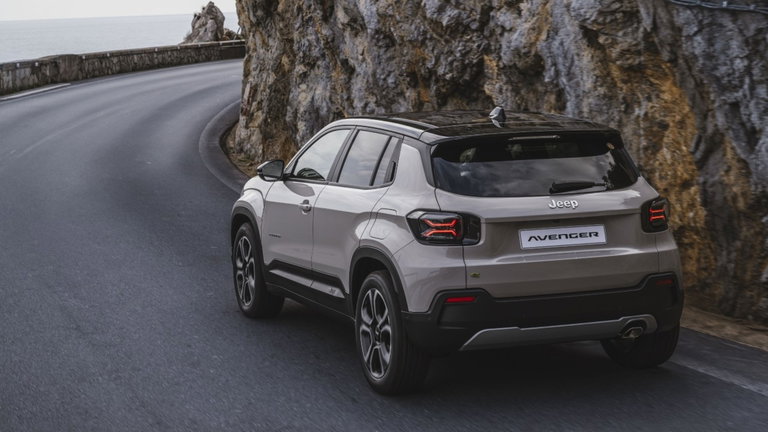 Jeep amplia el mercado con el nuevo Avenger e-Hybrid que mejora la conducción con un consumo más eficiente