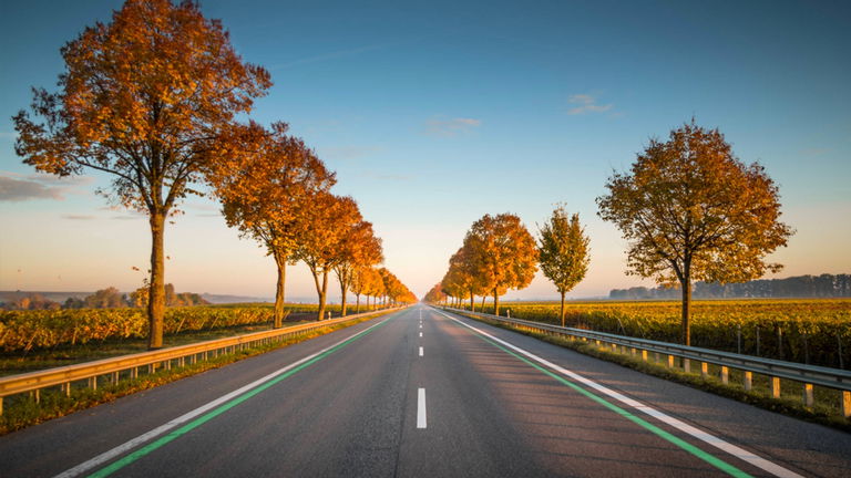 Qué significan las líneas verdes, azules y amarillas de la carretera