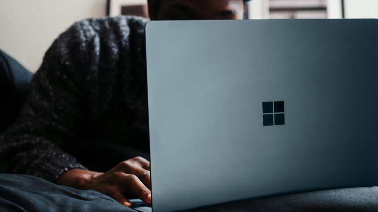 Microsoft sigue sin fiarse de ChatGPT y restringe el acceso a sus empleados por razones de seguridad