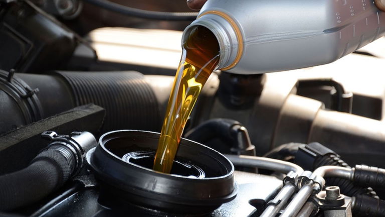 Cómo mirar el aceite del coche correctamente: proceso explicado paso a paso