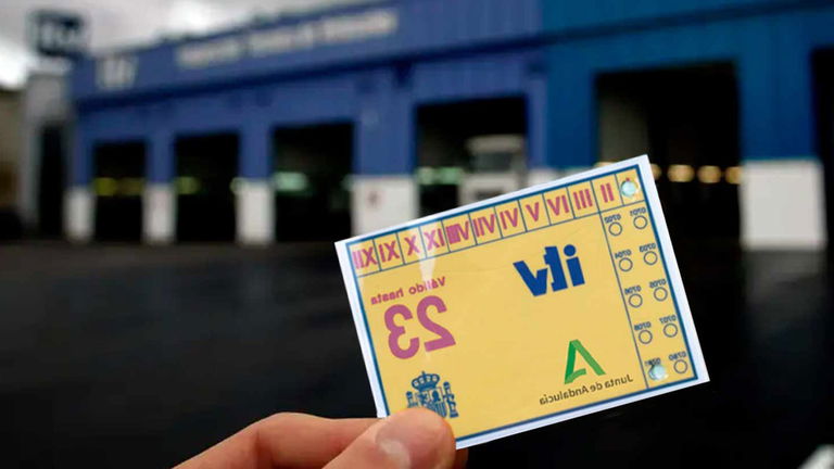 ¿Es obligatorio llevar la pegatina de la ITV en el coche?