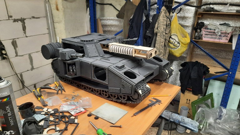 Tiene 13 ventiladores y forma de tanque: este ordenador ha sido preparado para los juegos de guerra