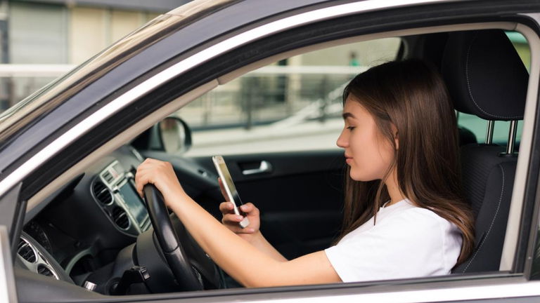 ¿Se puede atender a una llamada de teléfono si se activa el altavoz mientras conduces?