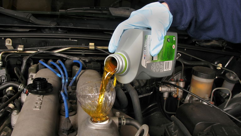 Cómo saber qué tipo de aceite lleva tu coche