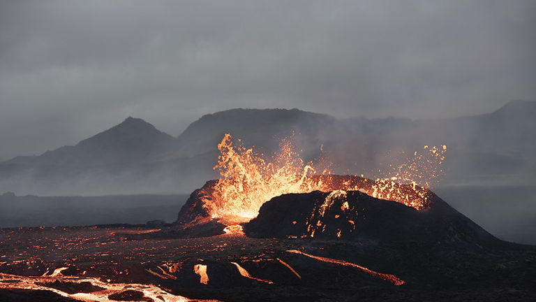 Cuántos volcanes activos hay en Islandia y cuáles son los más peligrosos