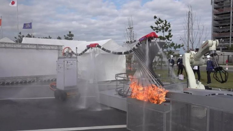 Es una enorme serpiente robótica y ayudará a combatir los incendios de forma segura para los humanos