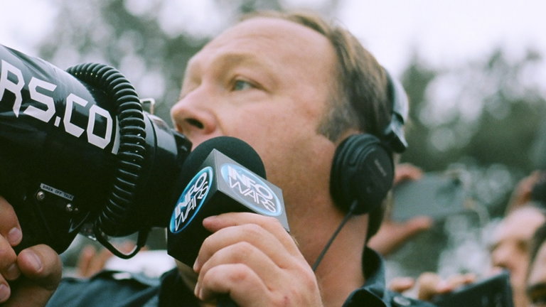 Elon Musk permite el regreso del baneado creador de teorías de conspiración Alex Jones a la red social X