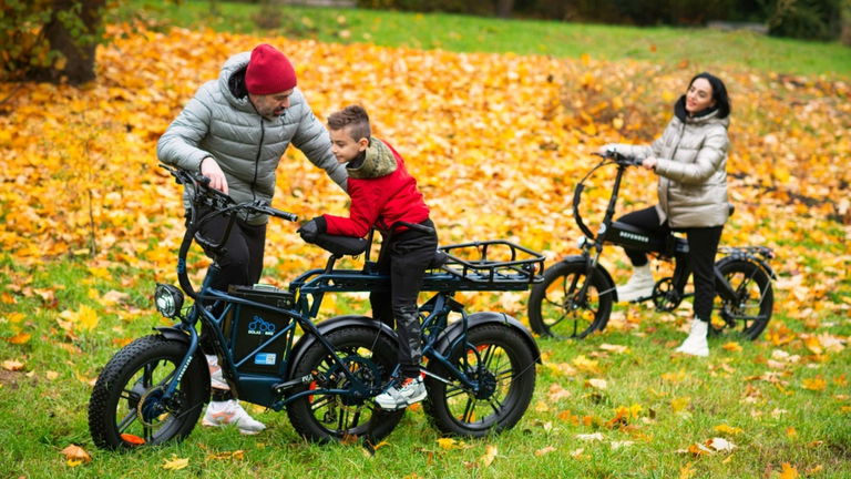 Es una de las bicicletas eléctricas más extrañas que hemos visto: tiene 3 ruedas y están en línea