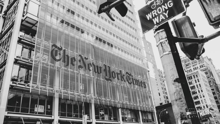 The New York Times acusa a OpenAI y Microsoft de copiar millones de artículos para entrenar a su IA