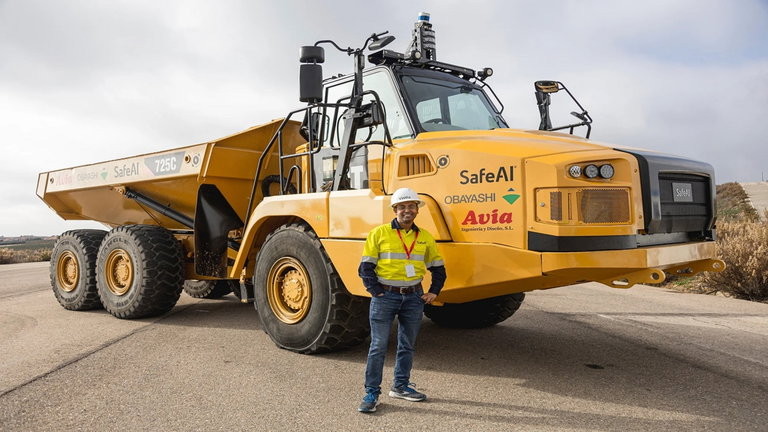 Puede trabajar 24 horas sin descanso: presentan el primer camión eléctrico y robotizado del mundo