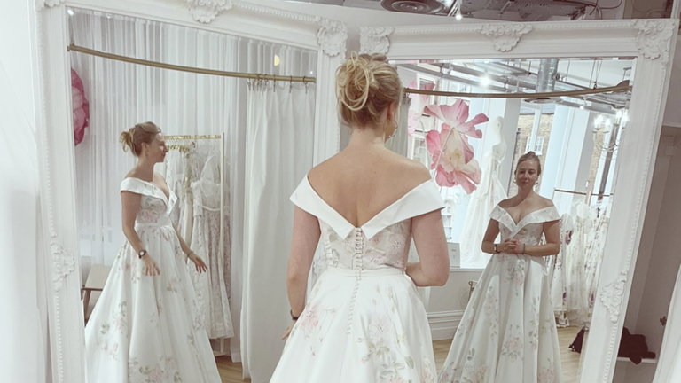 Los reflejos de una novia en la prueba del vestido muestran una realidad alterada, ¿por culpa de Apple?