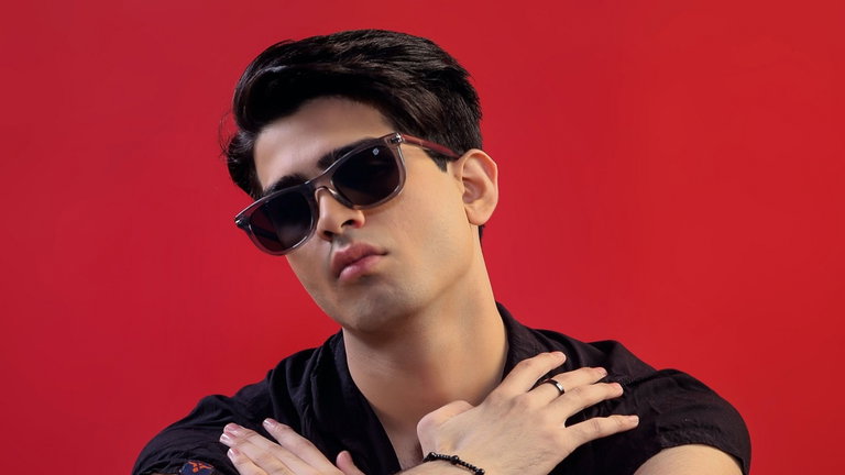 La IA convierte las gafas Ray-Ban en futuristas: ahora podrán traducir textos y describir objetos