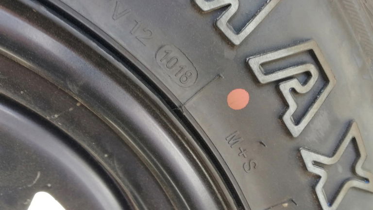 Qué significa el punto rojo que llevan los neumáticos