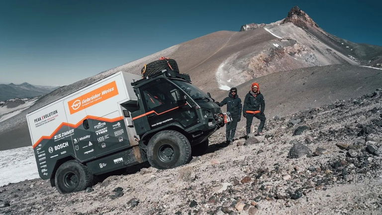 Un camión que funciona con luz solar establece récord de altitud: ha escalado un volcán en Chile