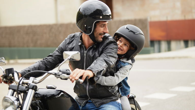 Llevar a un niño en la moto: cuál es la edad mínima para poder hacerlo