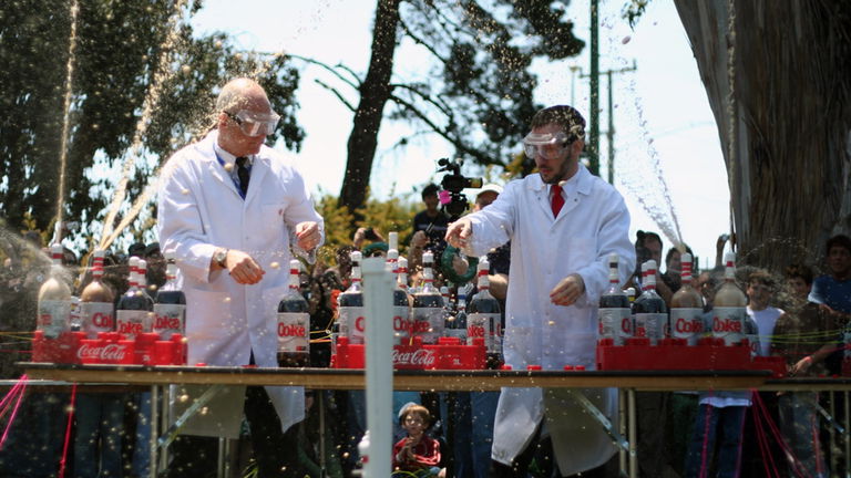Experimento de Coca Cola y Mentos: explicación fácil de la reacción química