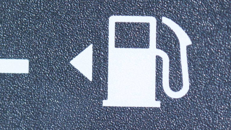 Qué es el triángulo junto al símbolo de la gasolina de tu coche