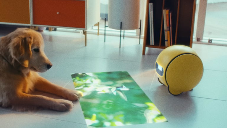 Ballie es el robot con IA de Samsung, capaz de vigilar tu casa y acompañarte con su proyector integrado