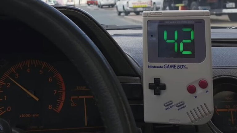 Alguien ha convertido su vieja Game Boy en un velocímetro para su coche, y sí, es tan genial como suena