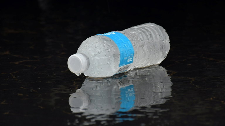 Según esta investigación el agua embotellada podría tener más partículas de plástico de lo que se pensaba