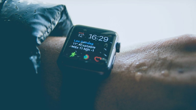 Un Apple Watch prestado salva la vida de una pasajera en pleno vuelo