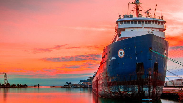 El lenguaje secreto de los barcos: ¿qué significan las letras, números y símbolos que llevan pintados?