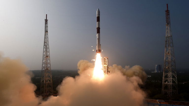 India desafía a EEUU con su primer satélite para observar agujeros negros en el espacio
