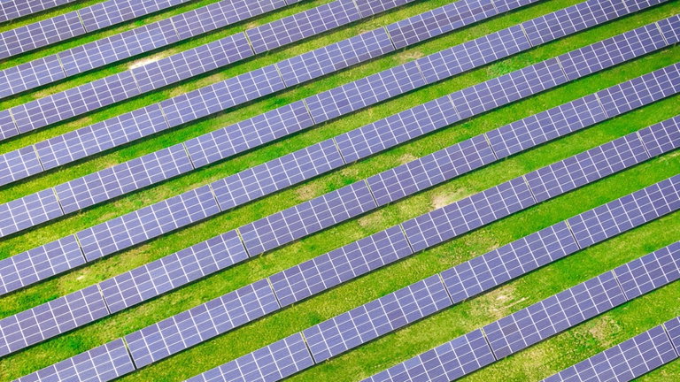Casi la mitad de la electricidad producida en Estados Unidos está libre de emisiones y es limpia