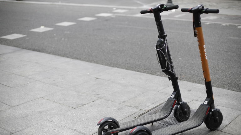 De cuánto es la multa en Barcelona por subir patinetes eléctricos al tren, metro o autobús