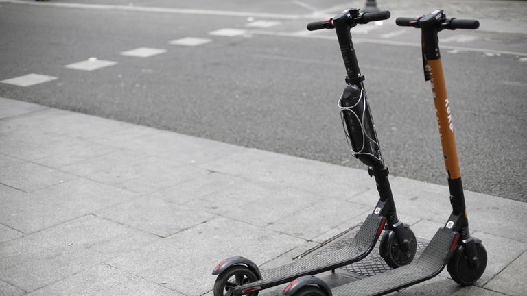 De cuánto es la multa en Barcelona por subir patinetes eléctricos al tren, metro o autobús