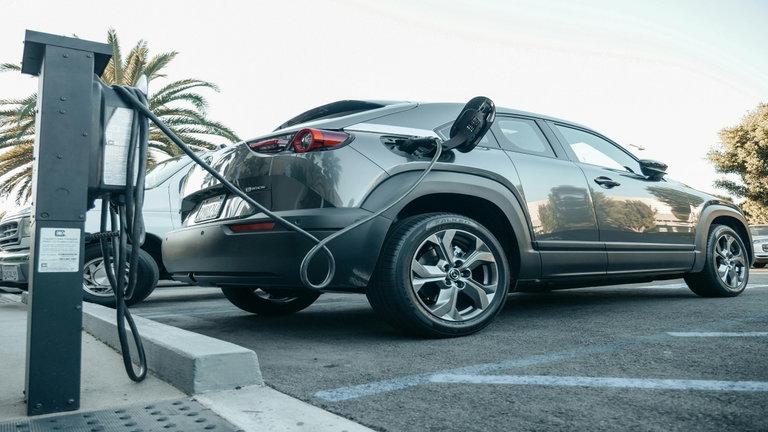 Una empresa crea una estación de carga ultrarrápida para vehículos eléctricos. Tu coche listo en 10 minutos