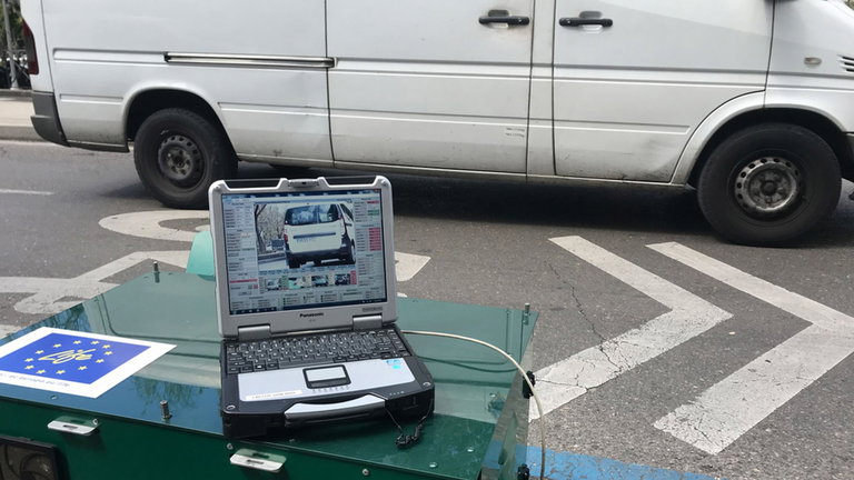 Así funcionan los radares de emisiones que la DGT ya prueba en las carreteras españolas