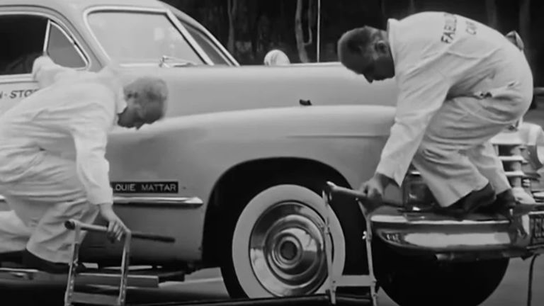 Recorrieron 10.000 kilómetros sin parar: los tres hombres que batieron un récord con este coche de 1952