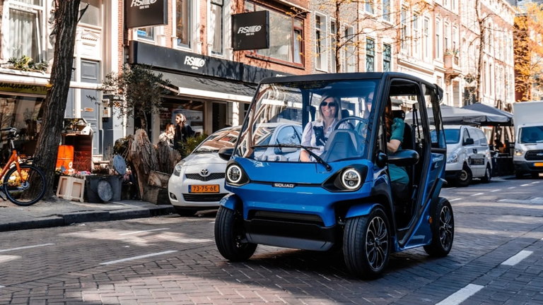 Este coche podría solucionar el tráfico en las ciudades: es pequeño, eléctrico y funciona con energía solar
