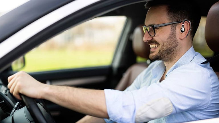 Multa por conducir con auriculares: de cuánto es y cuándo se puede recurrir