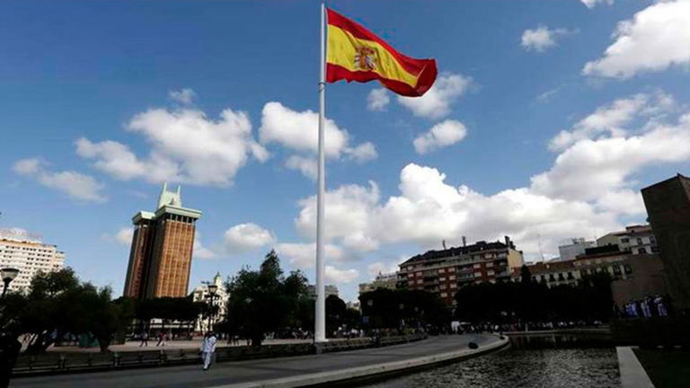 Mide 1000 metros cuadrados, pesa 178 kilos y es la bandera de España más grande que existe