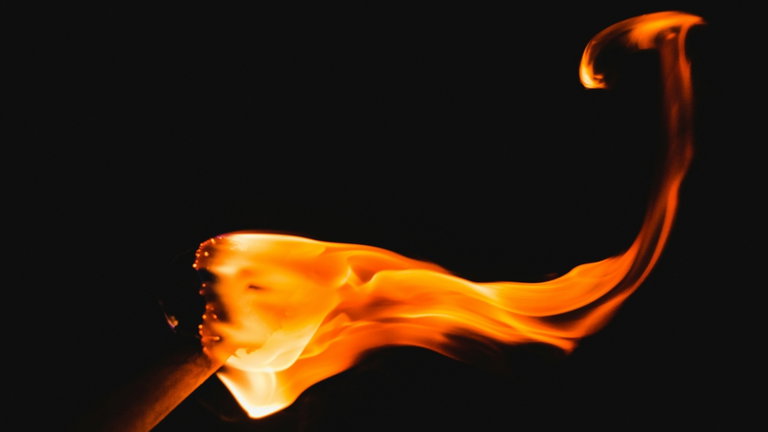 La mejor forma de apagar un incendio no es con agua, sino con el “agua seca” de estos extintores