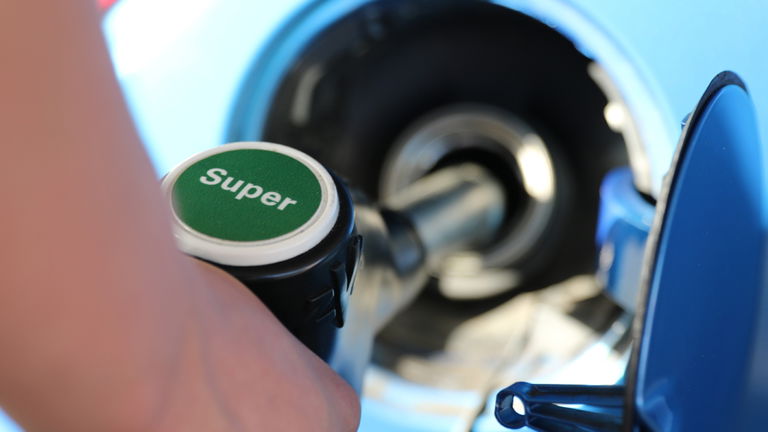 Cuál es el mejor día de la semana para echar gasolina