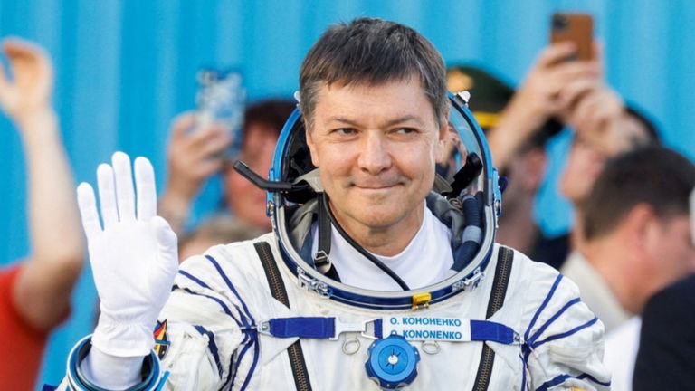 Es un cosmonauta ruso y ha logrado el récord de más días orbitando la Tierra