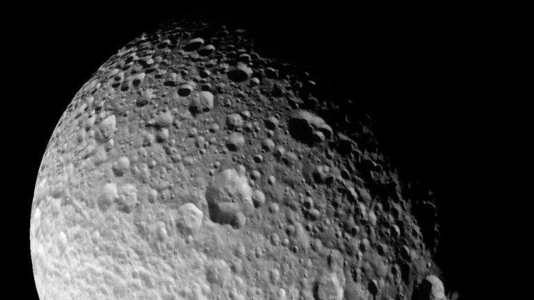 Los astrónomos encuentran un océano en esta pequeña luna que orbita alrededor de Saturno