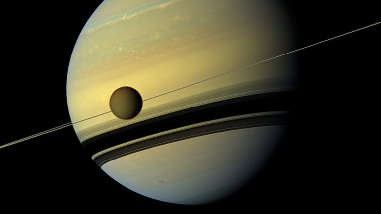 Un reciente estudio expone la realidad de la mayor luna de Saturno y no son buenas noticias